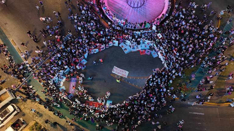 Tras la marcha del 8M por el malecón, miles de mujeres y las colectivas participantes se concentraron en la zona de las letras de Mazatlán para hacer un pase de lista y otras actividades.