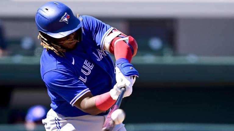 Vladimir Guerrero Jr. da su primer vuelacercas de primavera.
