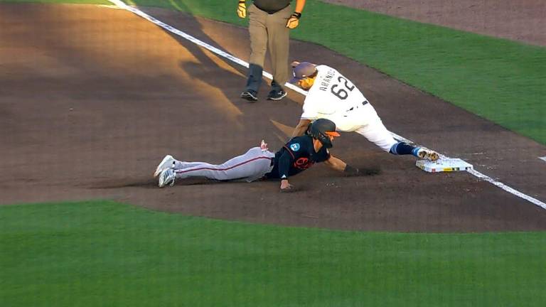 El mexicano Jonathan Aranda logra el out en la primera base.