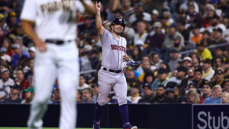 José Urquidy celebra su primer hit en las Mayores.