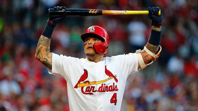 Yadier Molina sufrió una distensión en el tendón del pie derecho.