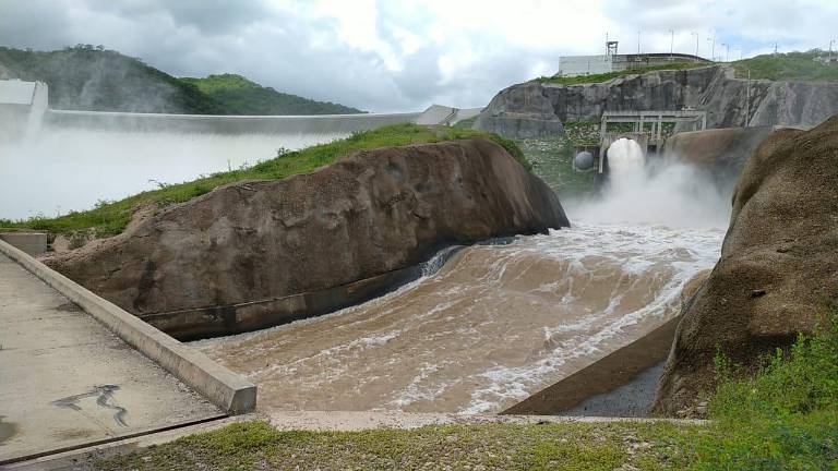 Este domingo AMLO realizó una gira de supervisión para inspeccionar los avances de las obras que se están realizando en las presas Picachos y Santa María.
