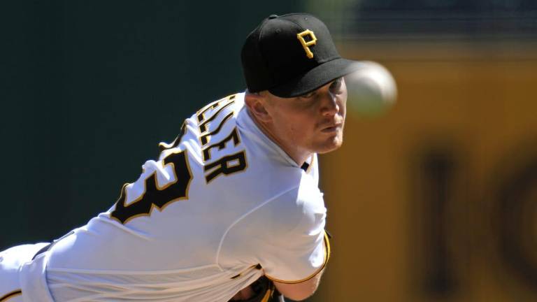 Mitch Keller acepta solo dos hits en ocho entradas.