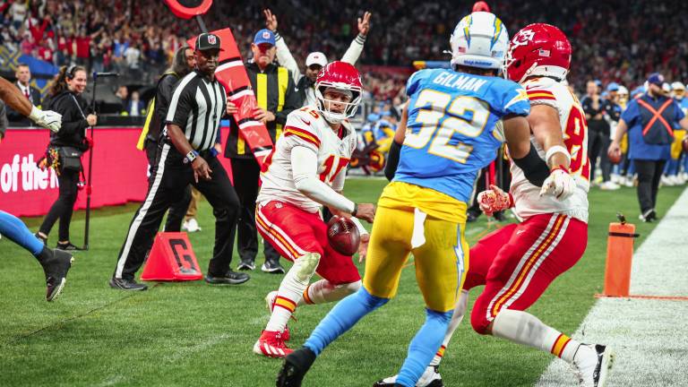 Mahomes no logró conectar con sus receptores y los subcampeones arrancan con dudas.