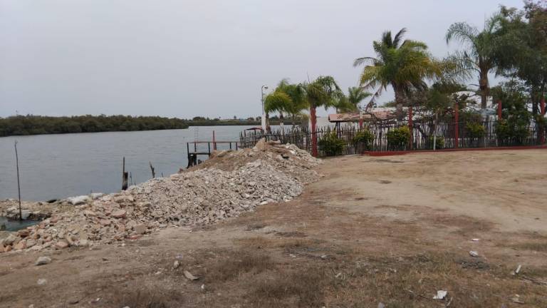Relleno amenaza manglar del estero de la Rafael Buelna, en Mazatlán