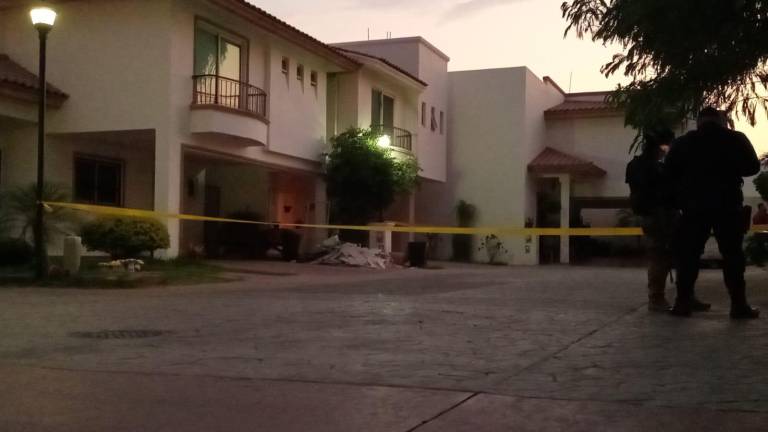 El cuerpo fue localizado en la privada Residencial Rincón Alameda, en Culiacán, lugar hasta donde llegó el Subsecretario Carlos Alberto Hernández.