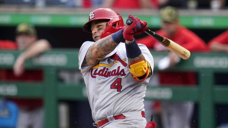 El veterano receptor puertorriqueño Yadier Molina ya tiene fecha de regreso con los Cardenales de San Luis.