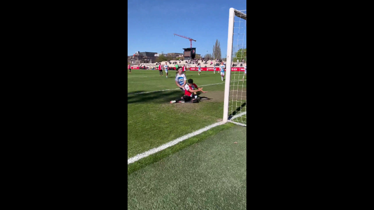 Stephano Carrillo cierra para meter el balón a la portería.