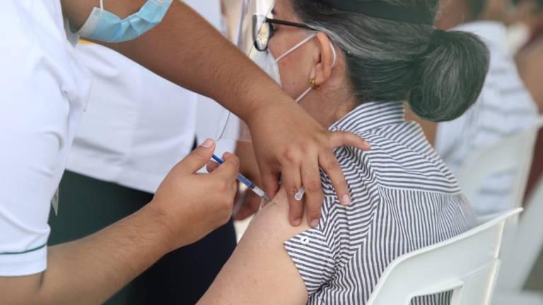 La mayoría de las personas que han sido vacunadas son adulto mayores.