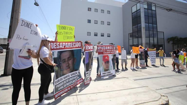 $!Protesta de los familiares de tres jóvenes de Monterrey privados de la libertad en Semana Santa en este puerto.