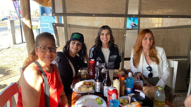 Fabiola Álvarez (centro) y familiares se reunieron a ver la pelea en Mazatlán.
