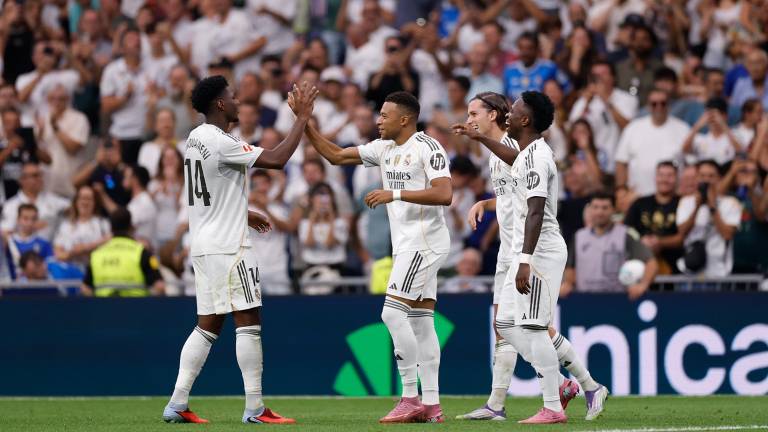 Kylian Mbappé es felicitado por sus compañeros tras anotar uno de los dos goles del Real Madrid.