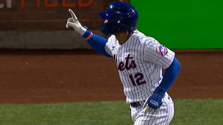 Francisco Lindor conecta jonrón.