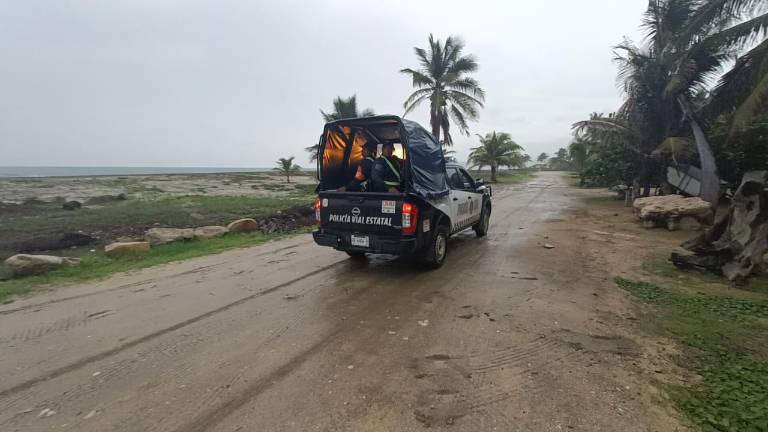 Autoridades en Oaxaca durante un recorrido previo al impacto del huracán Erick.