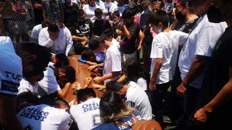 Compañeros del joven Agustín Antonio se despiden en el campo de futbol que compartían.