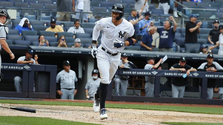 Aaron Judge sonríe tras recibir la base por bola que le dio el triunfo a los Yanquis.