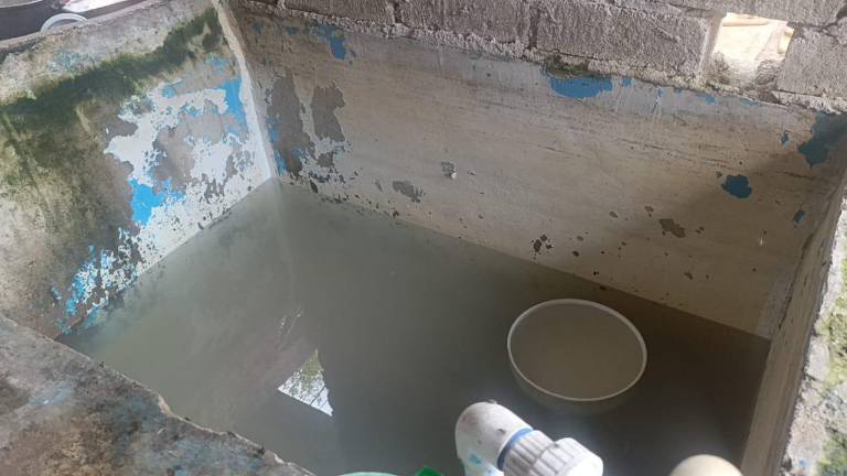 El agua que salió de las tuberías llegó turbia en algunos hogares de la colonia 13 de septiembre, en Escuinapa.
