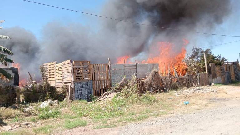 Bomberos Veteranos informó que el incendio se registró en la invasión Bosques del Arroyo.