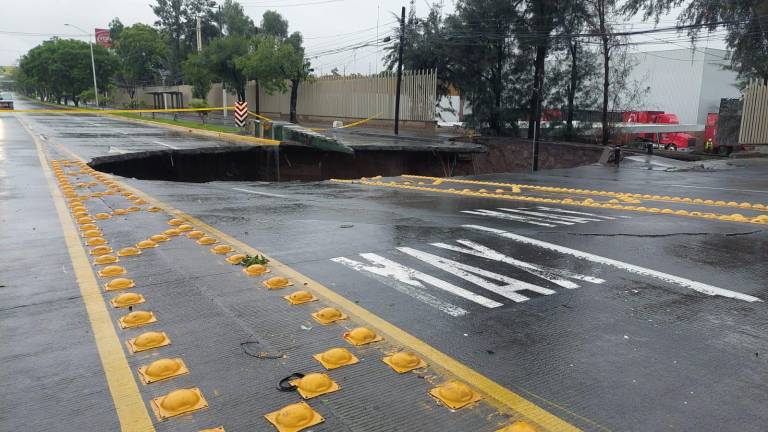 El socavón mide alrededor de 12 metros y está en la Avenida López Mateos, en Zapopan.