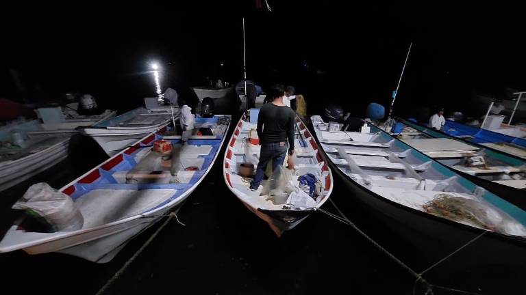 Pescadores de Guasave se alistan para salir a la captura del camarón.