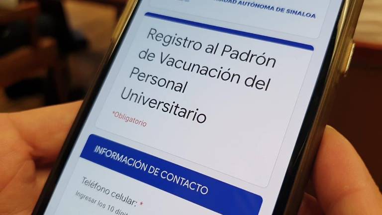 Trabajadores de la UAS se registran para recibir la vacuna contra el Covid-19.