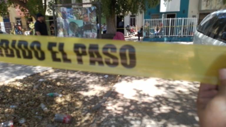 El hombre que fue asesinado a balazos se encontraba bajo un árbol en la vía pública cuando fue atacado.
