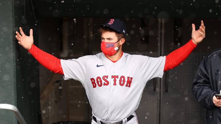 El juego entre Medias Rojas y Mellizos en Minnesota se jugó bajo copos de nieve.