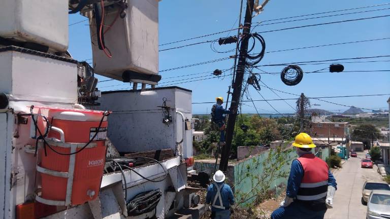 Personal de la CFE hace reparaciones en las instalaciones eléctricas tras los apagones en Mazatlán.
