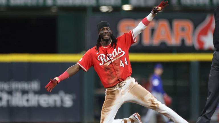 Elly de la Cruz registra su robo de base número 36, en el importante triunfo de los Rojos.