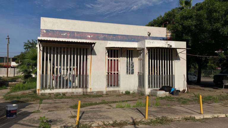 El antiguo Hospital General “Dr. Martiniano Carnaval” está rodeado de monte, ramas y frondosos árboles que casi tapan su existencia.