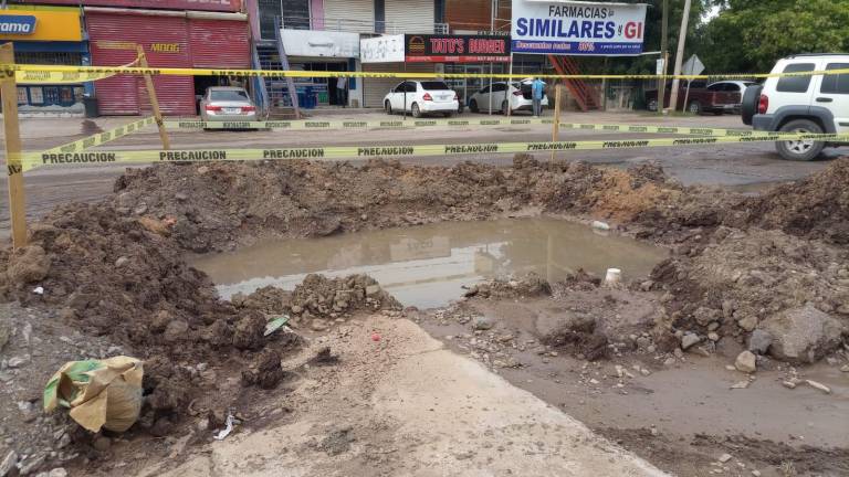 El socavón permanece sin atención en El Barrio; vecinos temen que ocurra un accidente mayor.