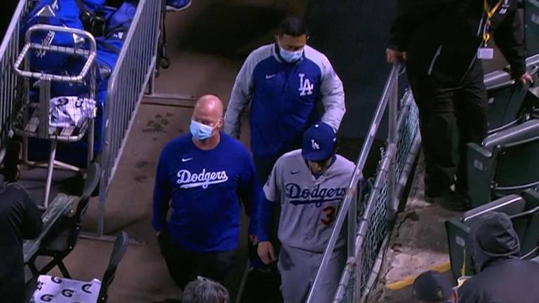 Cody Bellinger tras el choque en el juego.