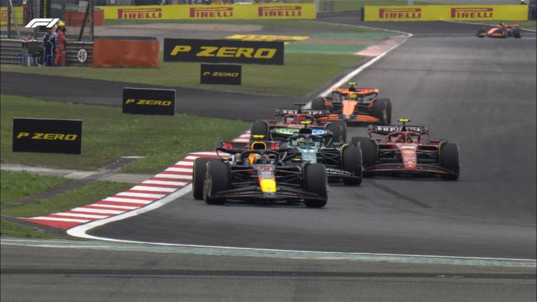 Checo Pérez remontó de la sexta a la tercera posición.