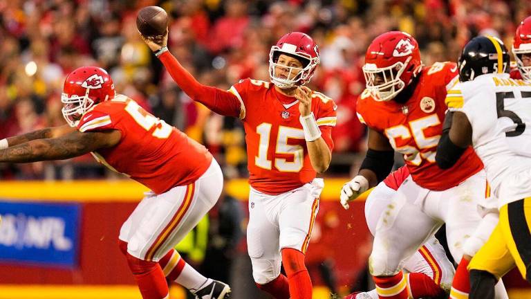 Patrick Mahomes comandó a los Chiefs en la paliza sobre los Steelers.