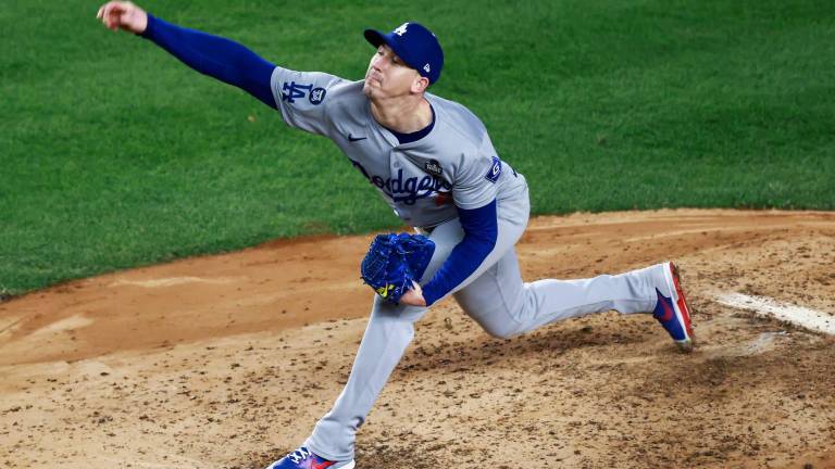 Walker Buehler fortalecerá la rotación de abridores de los Medias Rojas de Boston.