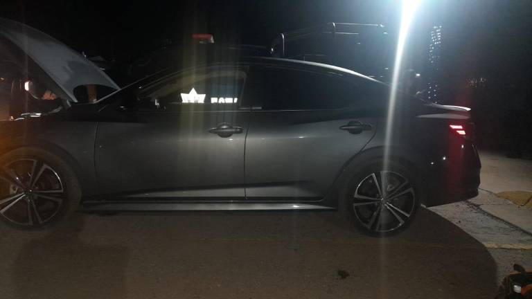 Después de una persecución, policías estatales detienen a joven que manejaba un automóvil con reporte de robo.