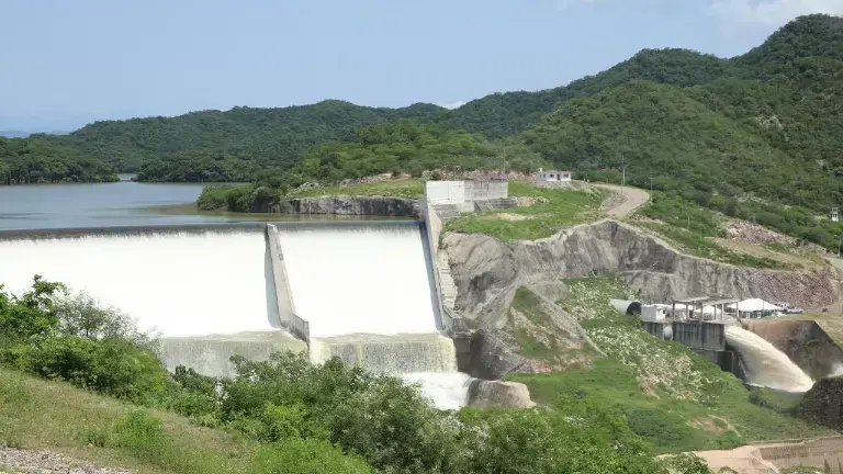 La presa tiene una capacidad total de almacenamiento de 320 millones de metros cúbicos de agua.