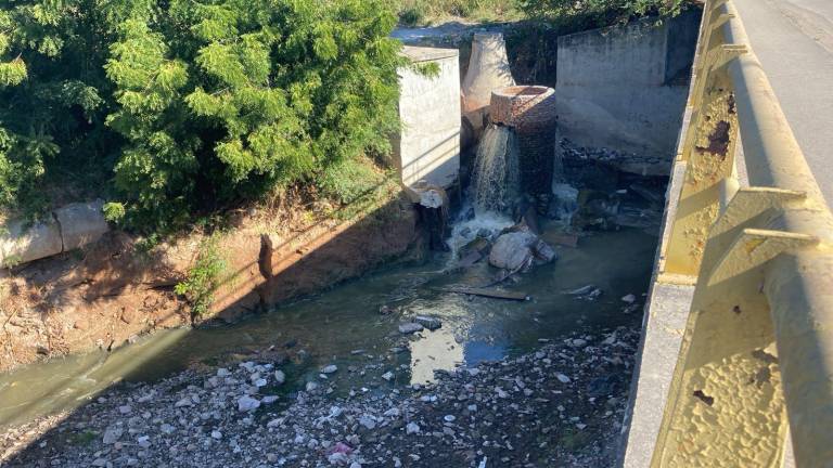En agosto del 2020 en el mismo pozo de visita se registró otra problemática similar al tronar la estructura del pozo.