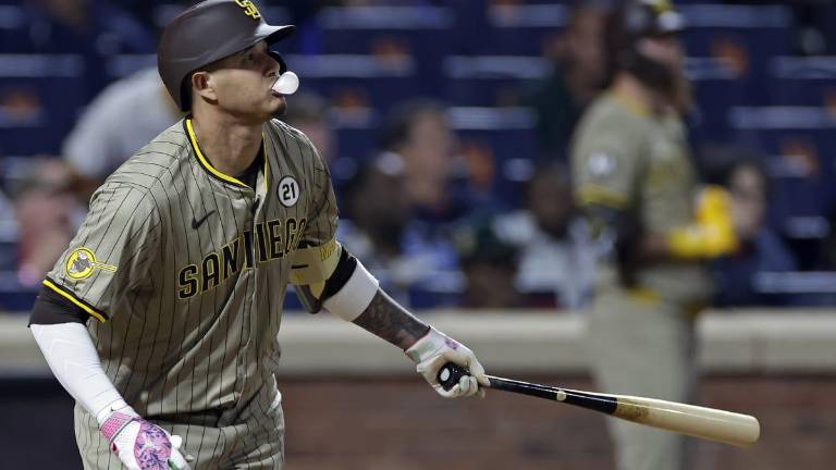 Manny Machado observa el viaje de la pelota que terminó en un grand slam.