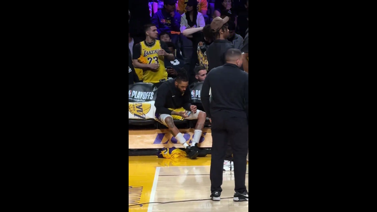 D’Angelo Russell estaba más entretenido con su celular que en el juego de su equipo.