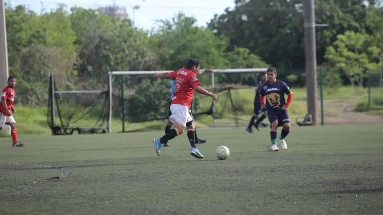 Marinos Petroleros se instala en semifinales de Liga Superveteranos