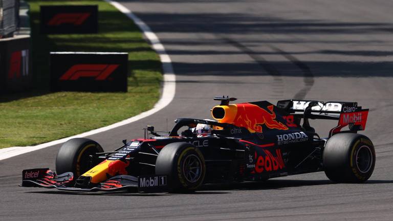 Sergio “Checo” Pérez sube al podio en el Gran Premio de México.
