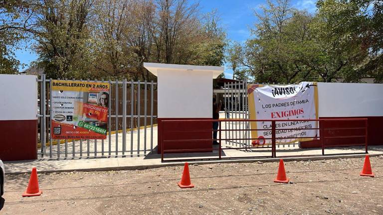 En la Secundaria ETI 64 padres de familia colgaron una manta en la que demandan clases en línea ante la violencia que prevalece en Culiacán.