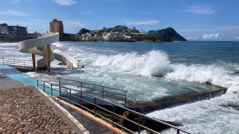 En Mazatlán se mantiene el oleaje intenso.