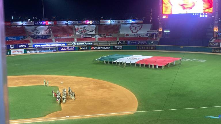 Personal del Ejército Mexicano, Fuerza Aérea y Guardia Nacional despliegan una Bandera Monumental en el estadio de béisbol Teodoro Mariscal de Mazatlán, Sinaloa.
