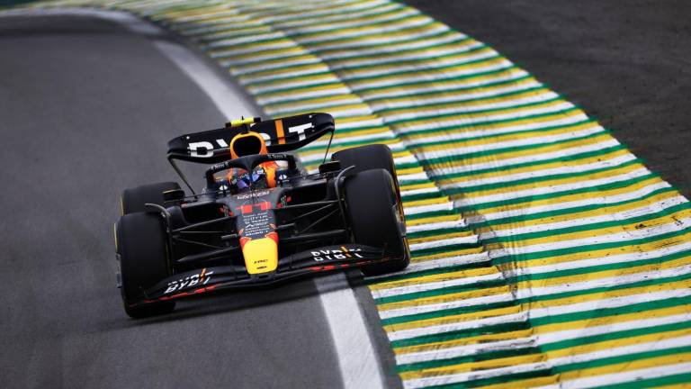 Sergio “Checo” Pérez tuvo problemas con sus neumáticos y cayó al séptimo lugar.