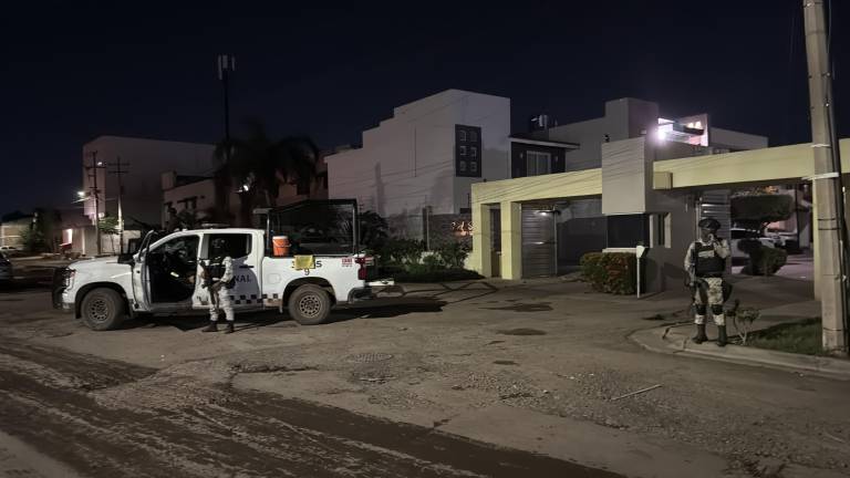 Elementos de seguridad resguardan la privada Santa Sofía durante el operativo que fue transmitido en TikTok.