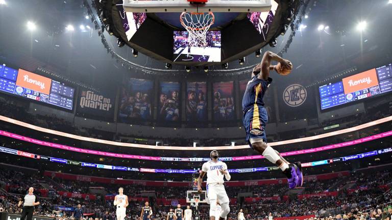 Zion Williamson busca dos puntos con un espectacular remate.