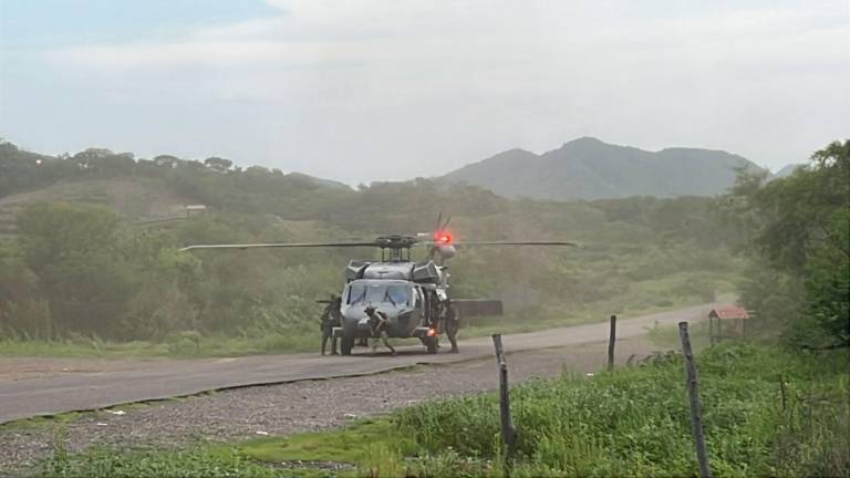 Un convoy de la Secretaría de Marina encabezado por una unidad blindada, se observó en el camino, lo que evidencia un amplio despliegue en la zona.