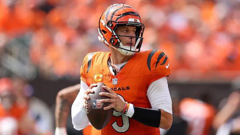 Joe Burrow no tiene fecha de retorno a los emparrillados.
